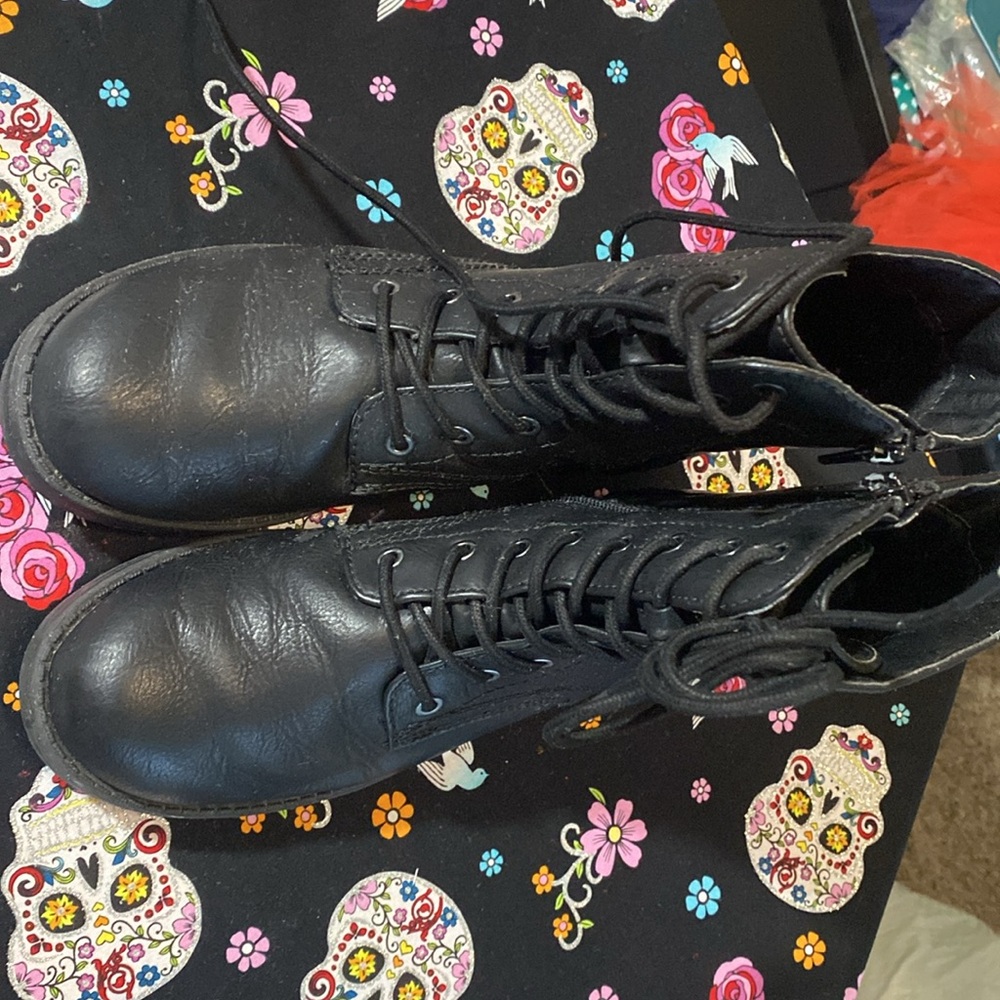 Amazon Essentials Combat Moto Boots Size7.5, Black Faux Leather View 6